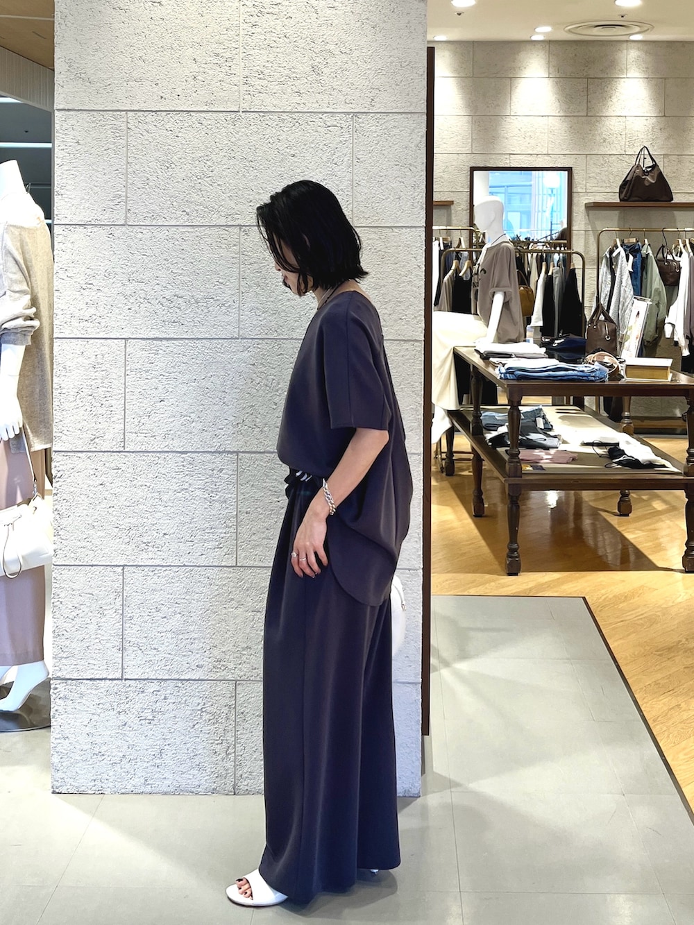 グレー系のTシャツ/カットソー、ホワイト系のその他シューズ、ホワイト系のボストンバッグを着用したレディースの春コーディネートの2枚目の写真