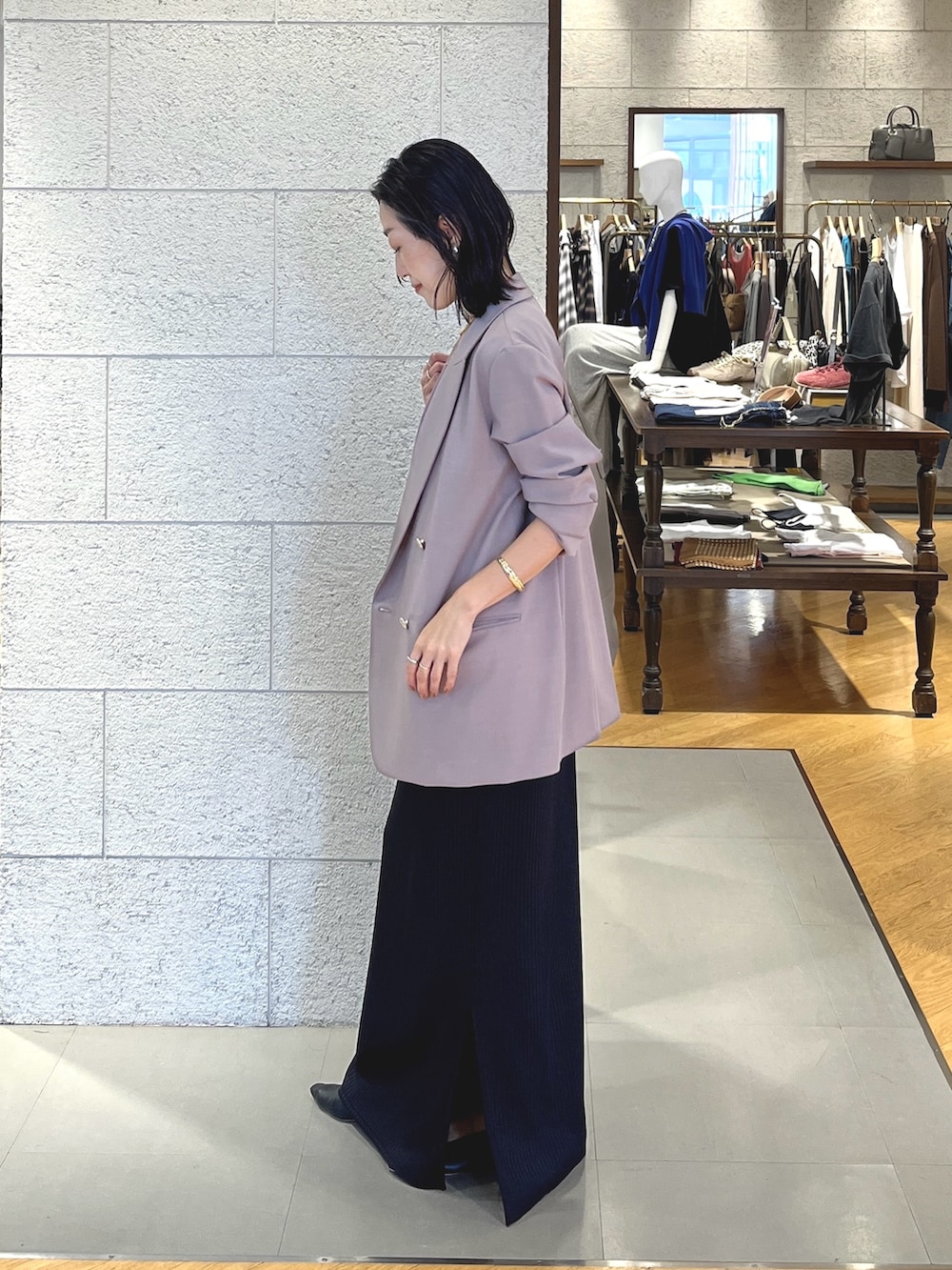 グレー系のトートバッグ、ブラック系のパンプス、ブラック系のワンピースを着用したレディースの秋コーディネートの2枚目の写真