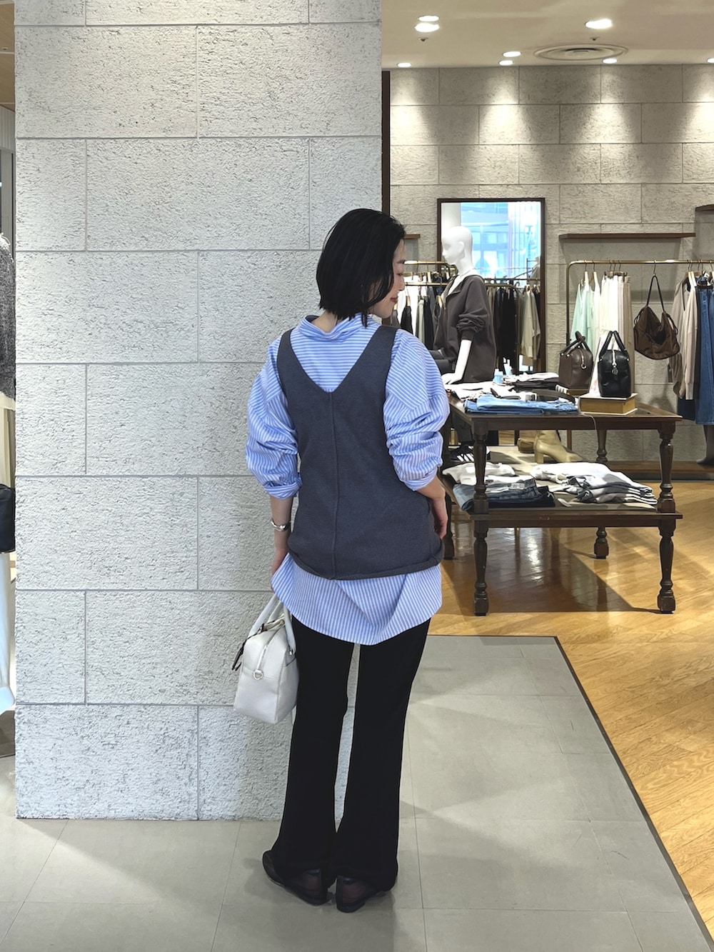 ブルー系のシャツ/ブラウス、ブラック系のその他パンツ、ブラック系のその他シューズを着用したレディースの冬コーディネートの5枚目の写真