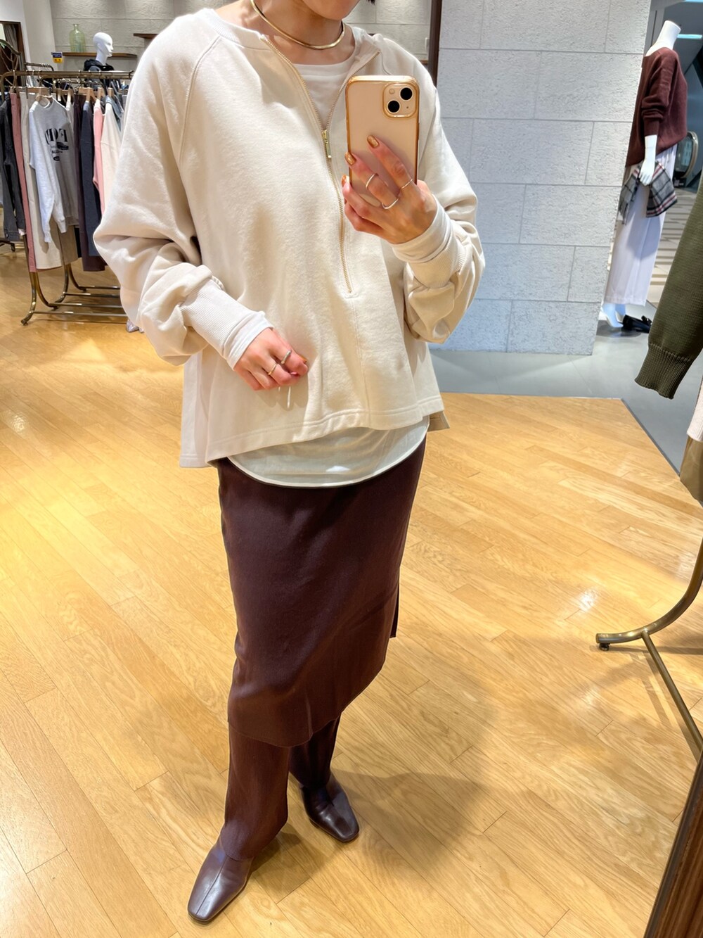 ブラウン系のその他パンツ、ベージュ系のスウェット、ブラウン系のブーツを着用したレディースの秋コーディネートの5枚目の写真