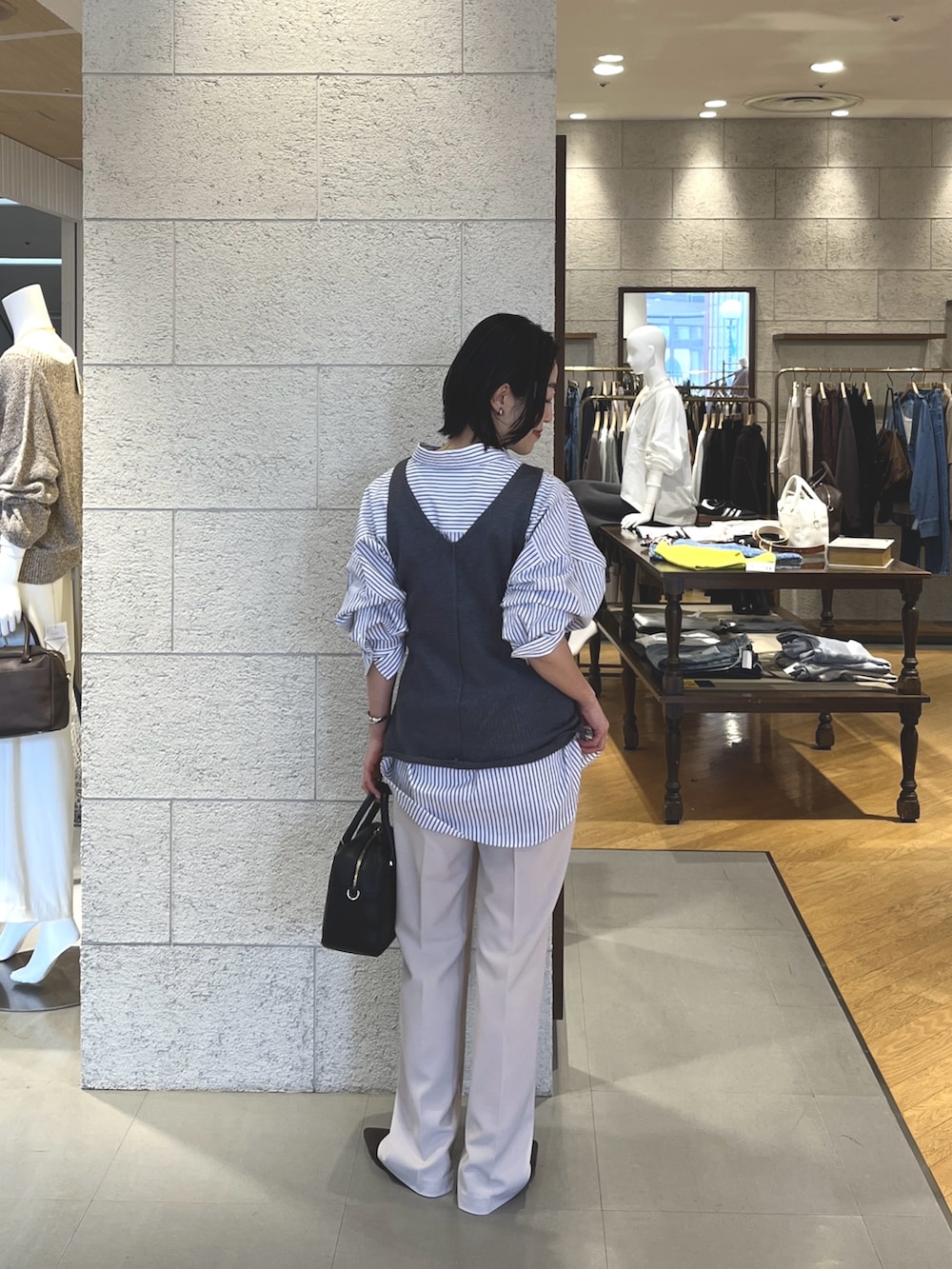 ベージュ系のその他パンツ、ブラウン系のその他シューズ、ブラック系のボストンバッグを着用したレディースの冬コーディネートの4枚目の写真