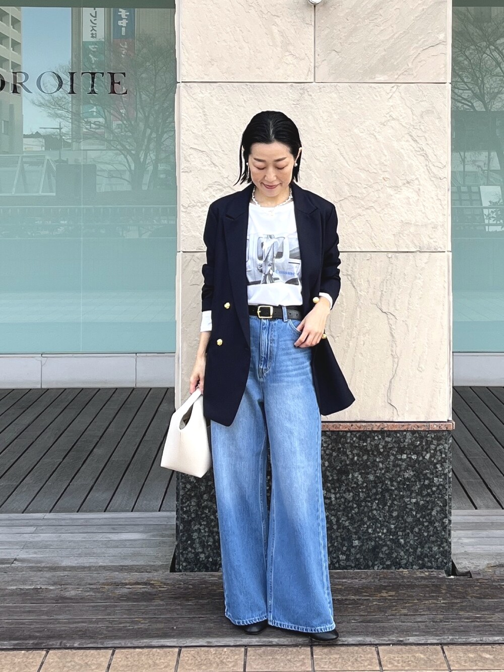 ブルー系のテーラードジャケット、ブルー系のデニムパンツ、ホワイト系のTシャツ/カットソーを着用したレディースの冬コーディネートの2枚目の写真