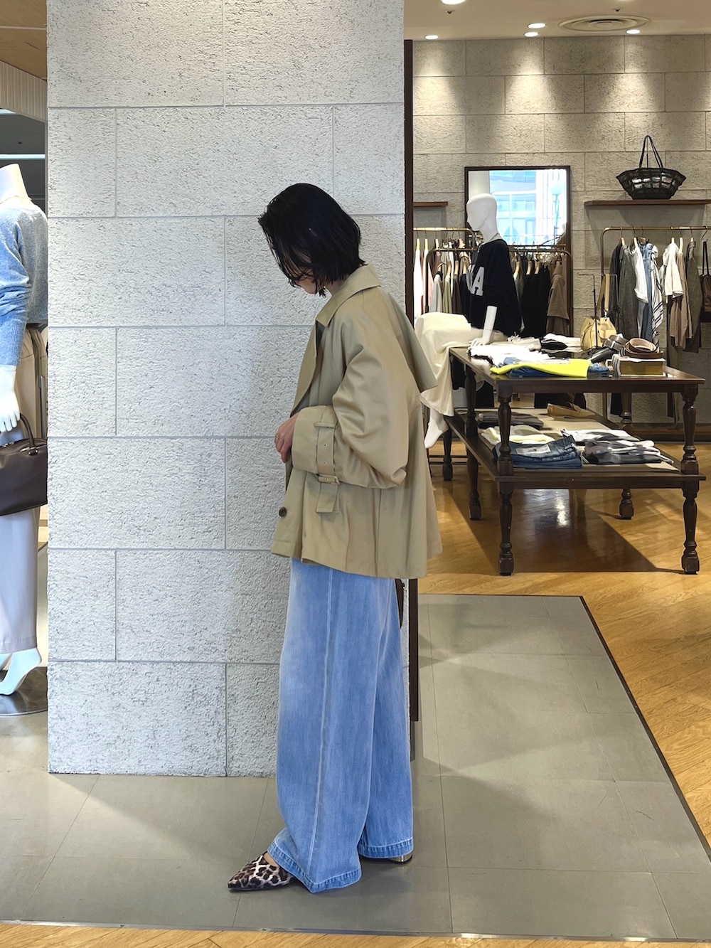 ベージュ系のその他シューズ、ブラウン系のボストンバッグ、ブルー系のデニムパンツを着用したレディースの春コーディネートの3枚目の写真