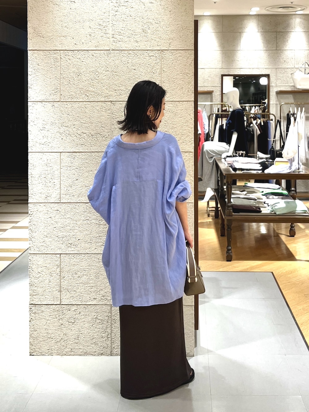 ブラウン系のワンピース、ブラック系のサンダル、グレー系のトートバッグを着用したレディースの夏コーディネートの4枚目の写真