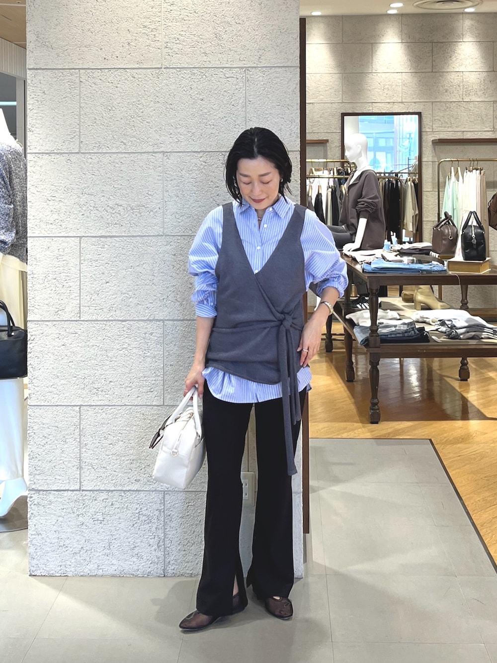 ブルー系のシャツ/ブラウス、ブラック系のその他パンツ、ブラック系のその他シューズを着用したレディースの冬コーディネートの2枚目の写真