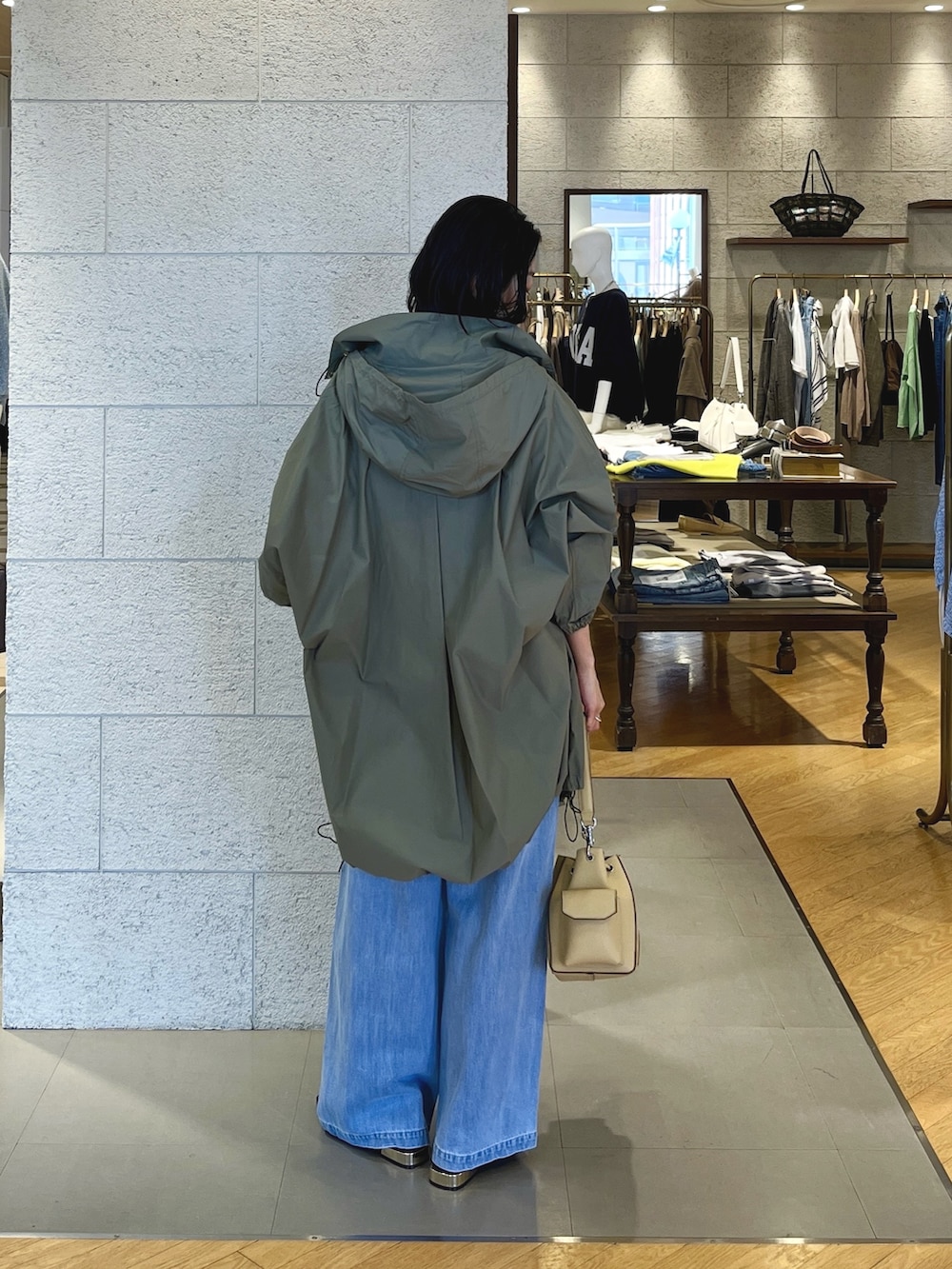 ブルー系のデニムパンツ、ベージュ系のその他シューズ、ベージュ系のカーディガン/ボレロを着用したレディースの春コーディネートの4枚目の写真