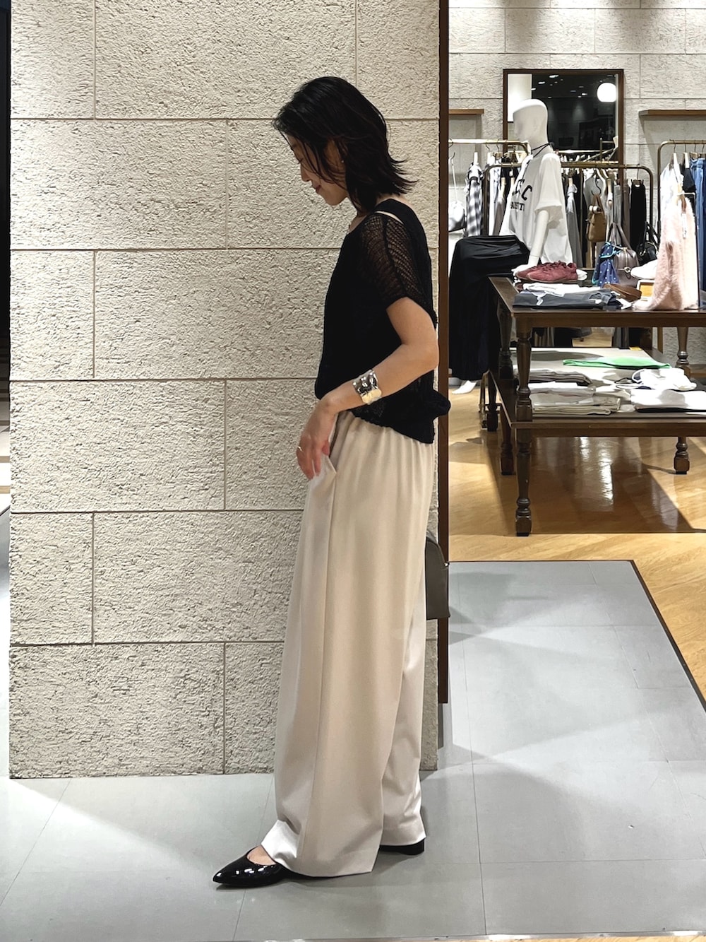 ブラック系のニット/セーター、ブラック系のニット/セーター、ブラック系のパンプスを着用したレディースの夏コーディネートの2枚目の写真