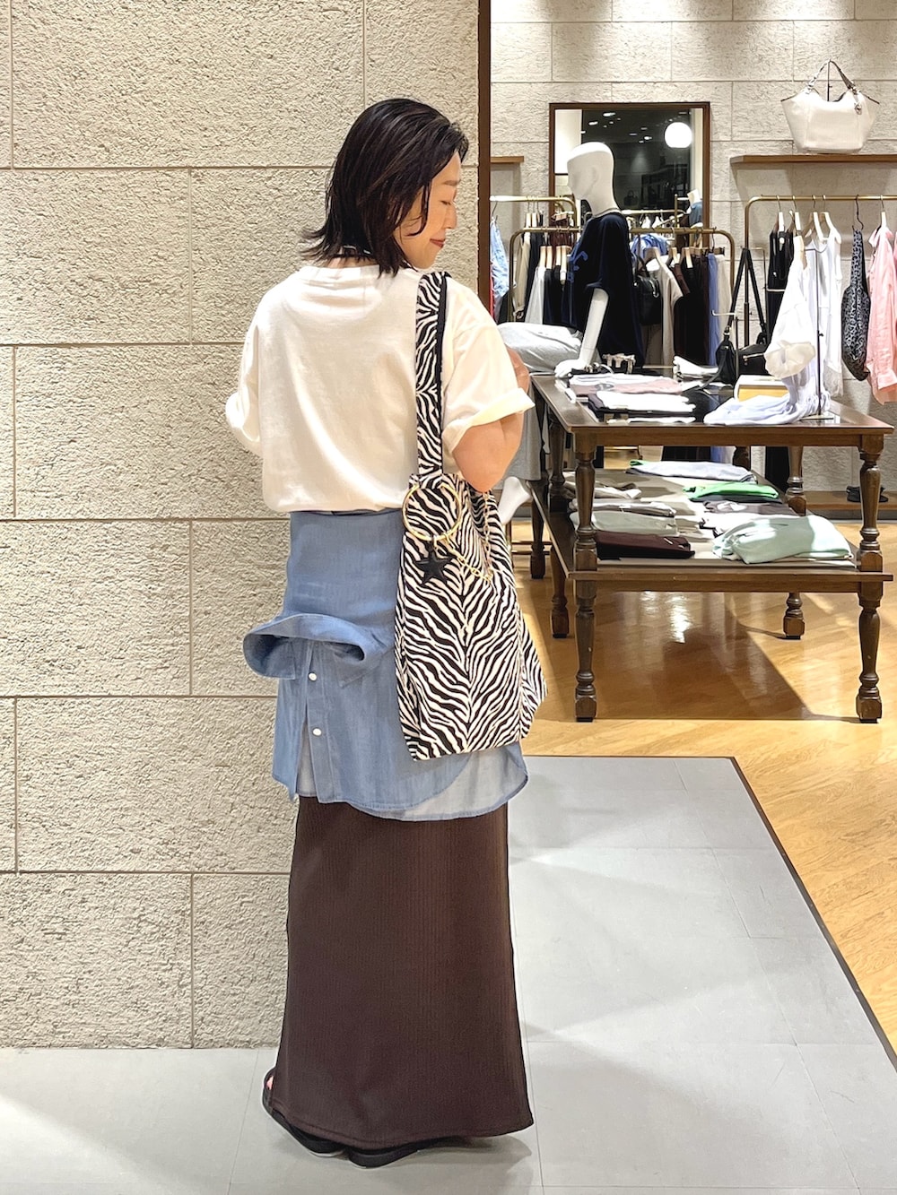 ブラック系のサンダル、ブルー系のシャツ/ブラウス、ブラウン系のワンピースを着用したレディースの夏コーディネートの4枚目の写真
