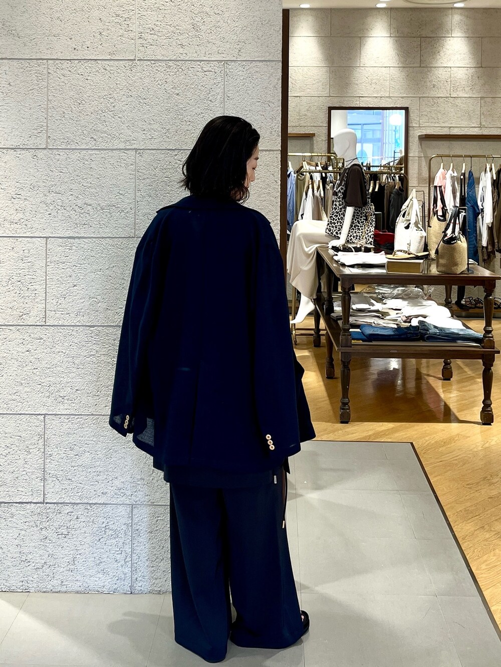 ブルー系のその他パンツ、ブラック系のサンダル、ブルー系のテーラードジャケットを着用したレディースの夏コーディネートの4枚目の写真
