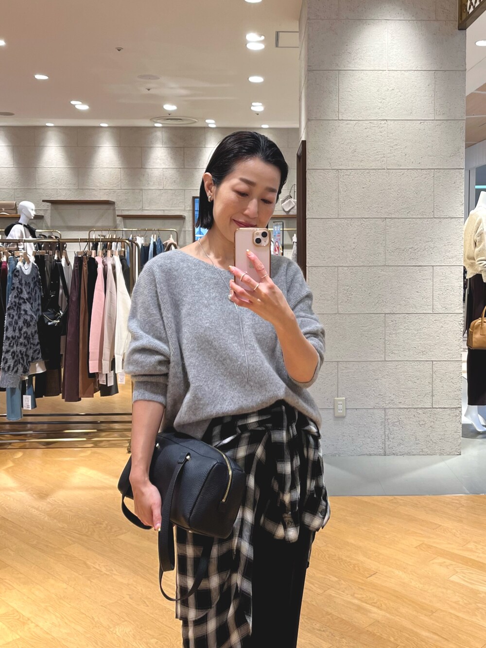 ブラック系のシャツ/ブラウス、ブラック系のその他パンツ、ブラック系のブーツを着用したレディースの秋コーディネートの5枚目の写真