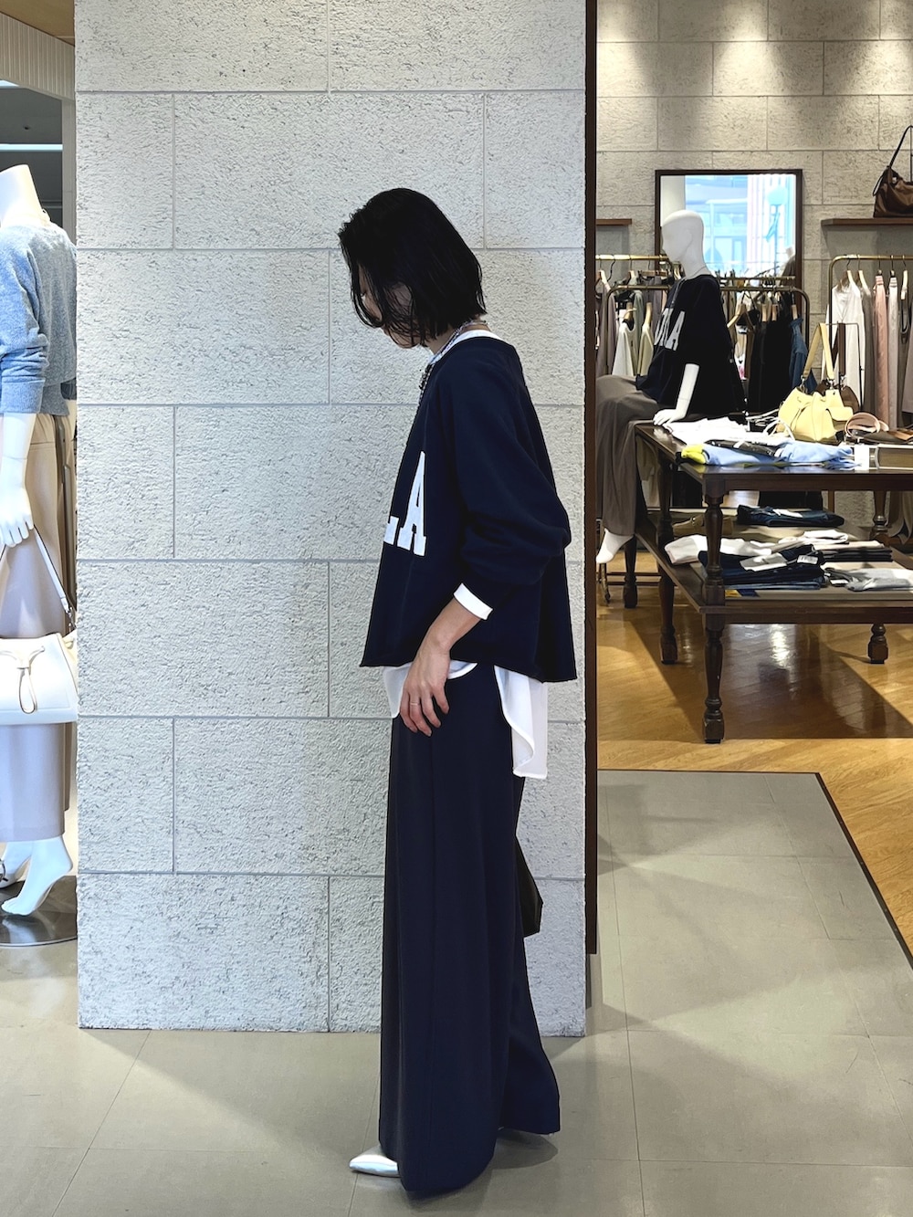 ブルー系のスウェット、グレー系のスラックス、シルバー系のその他シューズを着用したレディースの春コーディネートの2枚目の写真