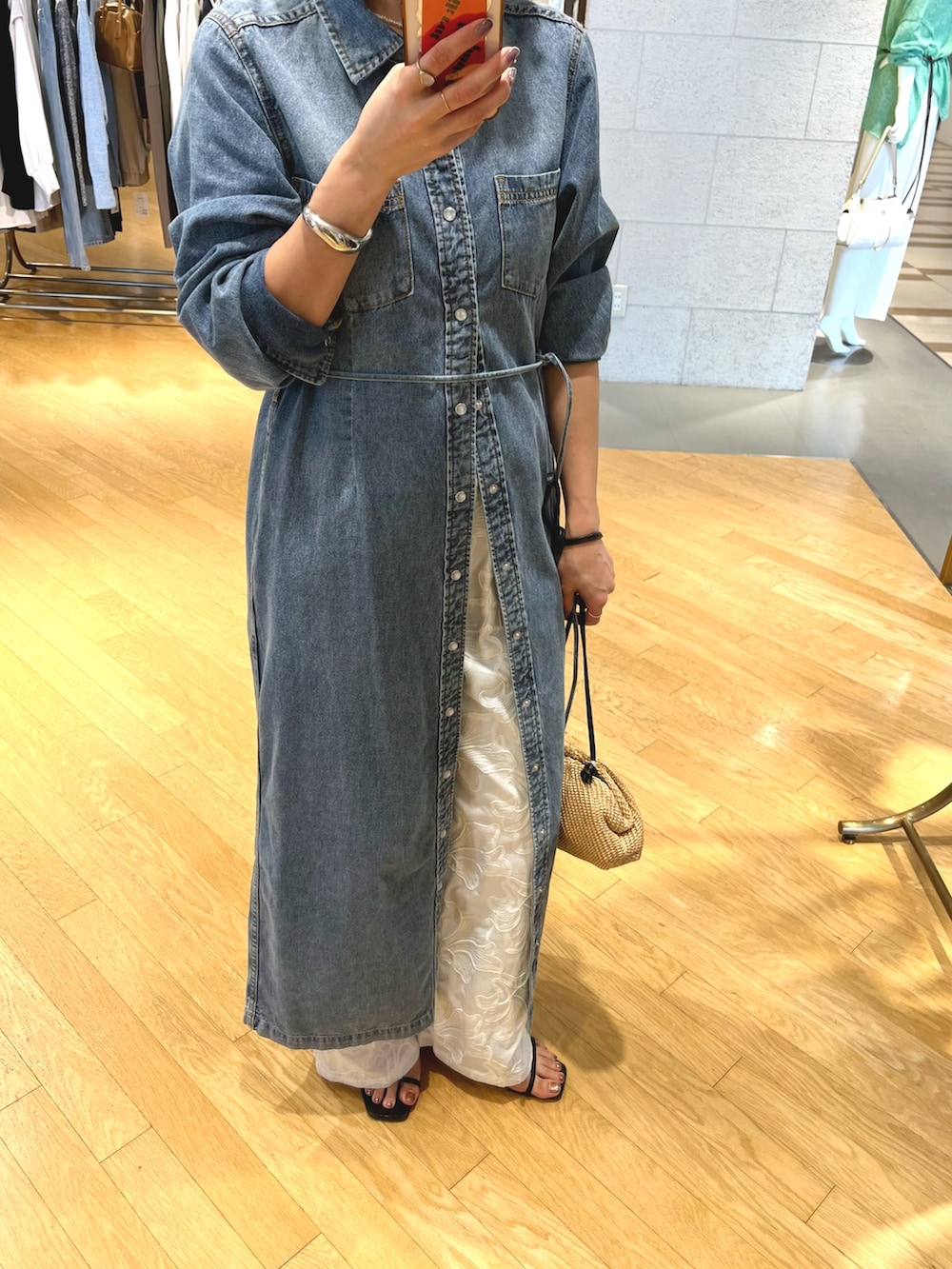 ホワイト系のその他パンツ、ブルー系のワンピース、ゴールド系のネックレスを着用したレディースの春コーディネートの4枚目の写真