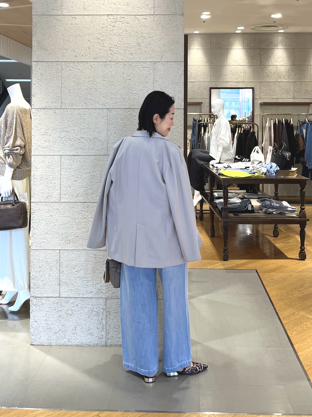 ブルー系のデニムパンツ、ベージュ系のその他シューズ、グレー系のトートバッグを着用したレディースの冬コーディネートの3枚目の写真