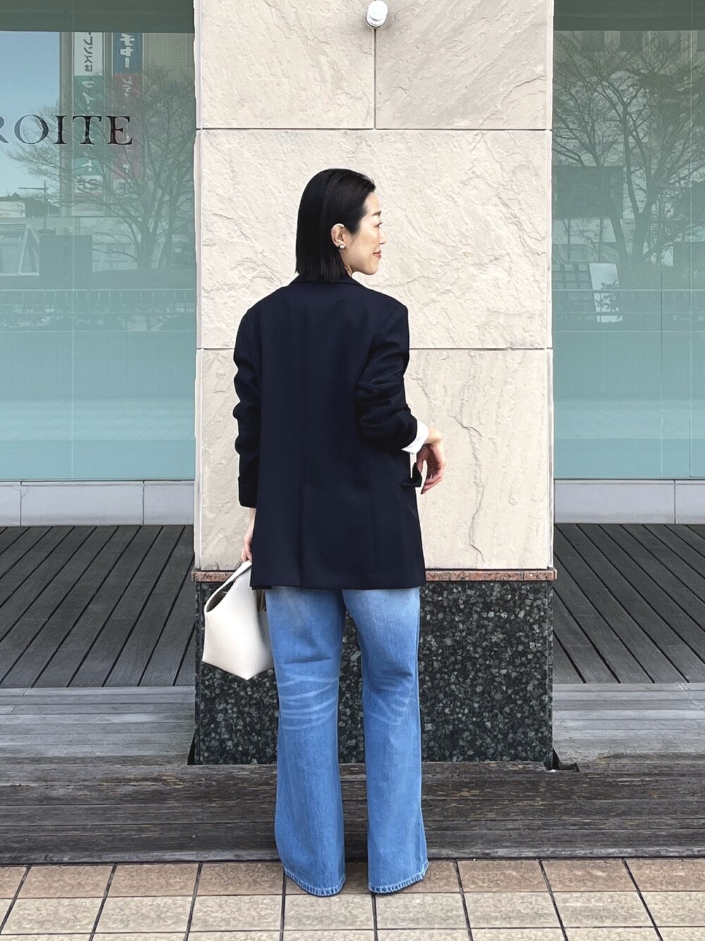 ブルー系のテーラードジャケット、ブルー系のデニムパンツ、ホワイト系のTシャツ/カットソーを着用したレディースの冬コーディネートの4枚目の写真