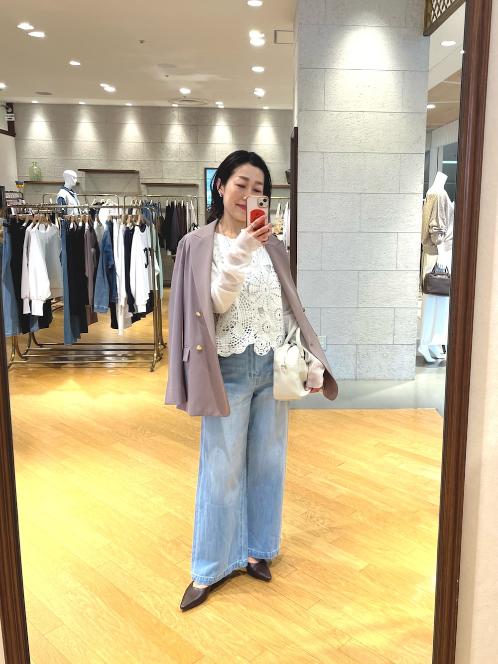 ブラウン系のテーラードジャケット、ブルー系のデニムパンツ、ブラウン系のその他シューズを着用したレディースの冬コーディネートの5枚目の写真