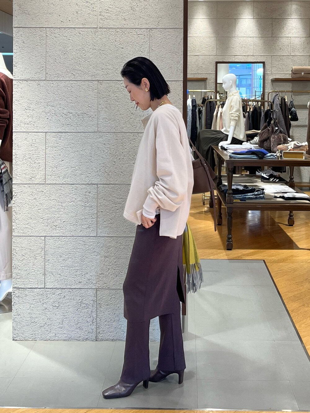ブラウン系のその他パンツ、ベージュ系のスウェット、ブラウン系のブーツを着用したレディースの秋コーディネートの3枚目の写真