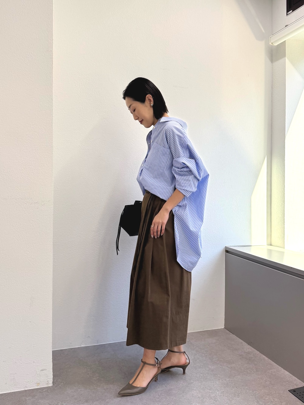 ブルー系のシャツ/ブラウス、ブラウン系のその他パンツ、グレー系のその他シューズを着用したレディースの冬コーディネートの4枚目の写真