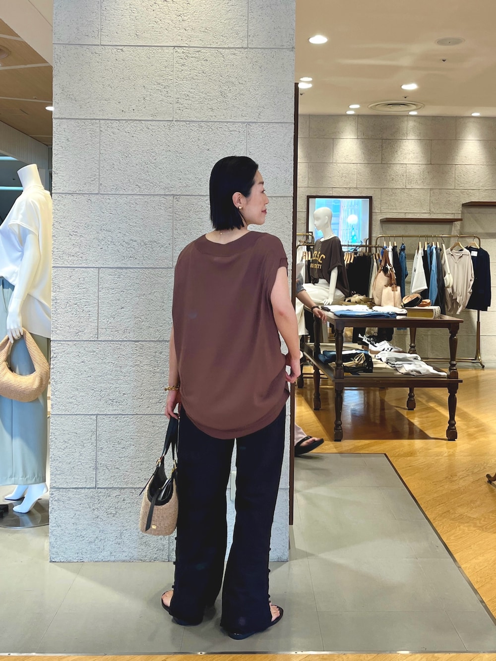 ブラック系のその他パンツ、ブラウン系のニット/セーター、ブラウン系のサングラスを着用したレディースの夏コーディネートの3枚目の写真