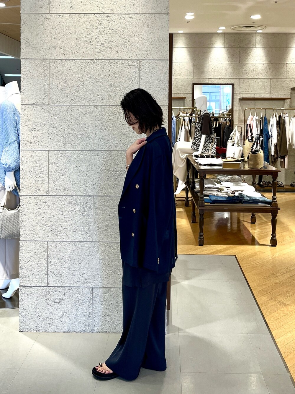 ブルー系のその他パンツ、ブラック系のサンダル、ブルー系のテーラードジャケットを着用したレディースの夏コーディネートの3枚目の写真