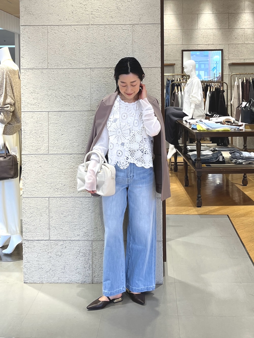 ブラウン系のテーラードジャケット、ブルー系のデニムパンツ、ブラウン系のその他シューズを着用したレディースの冬コーディネートの2枚目の写真