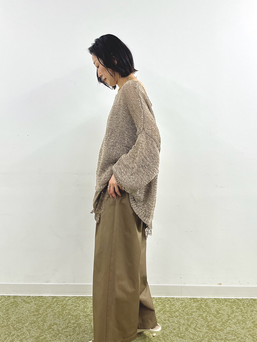 ブラウン系のその他パンツ、ブラウン系のニット/セーター、ブラウン系のキャミソールを着用したレディースの冬コーディネートの4枚目の写真