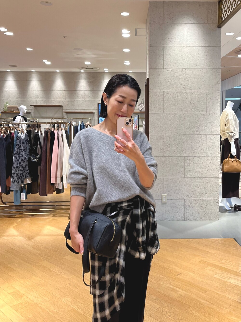 ブラウン系のブーツ、グレー系のニット/セーター、ブラック系のその他パンツを着用したレディースの秋コーディネートの4枚目の写真