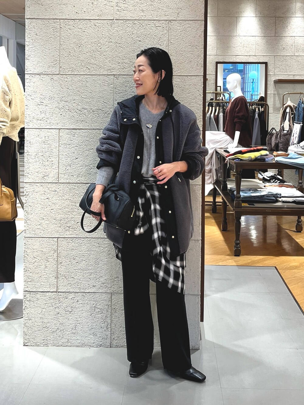 ブラック系のシャツ/ブラウス、ブラック系のその他パンツ、ブラック系のブーツを着用したレディースの秋コーディネートの2枚目の写真