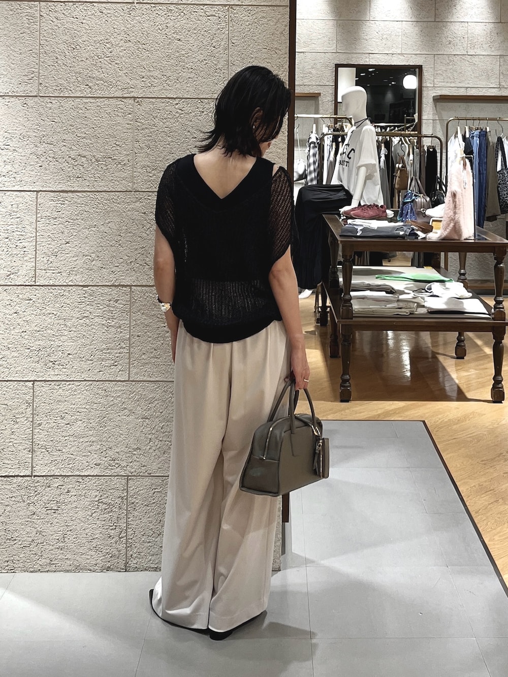 ブラック系のニット/セーター、ブラック系のニット/セーター、ブラック系のパンプスを着用したレディースの夏コーディネートの3枚目の写真