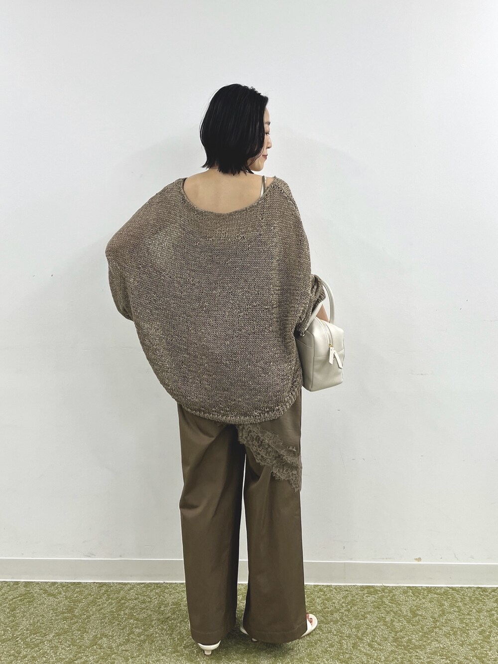 ブラウン系のその他パンツ、ブラウン系のニット/セーター、ブラウン系のキャミソールを着用したレディースの冬コーディネートの3枚目の写真