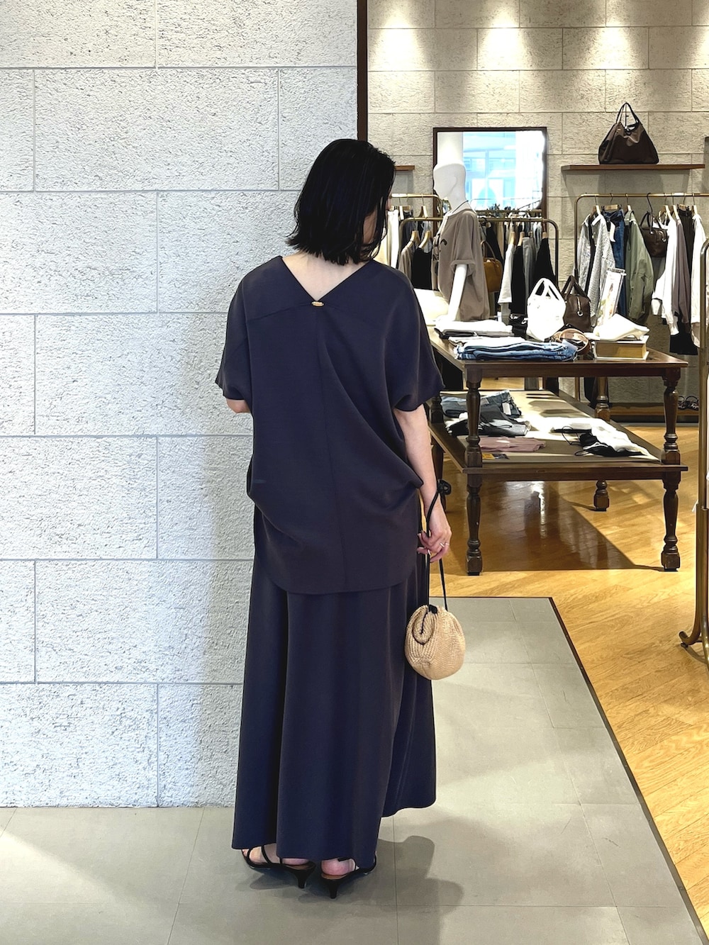 グレー系のスカート、ブラック系のサンダル、グレー系のTシャツ/カットソーを着用したレディースの春コーディネートの3枚目の写真