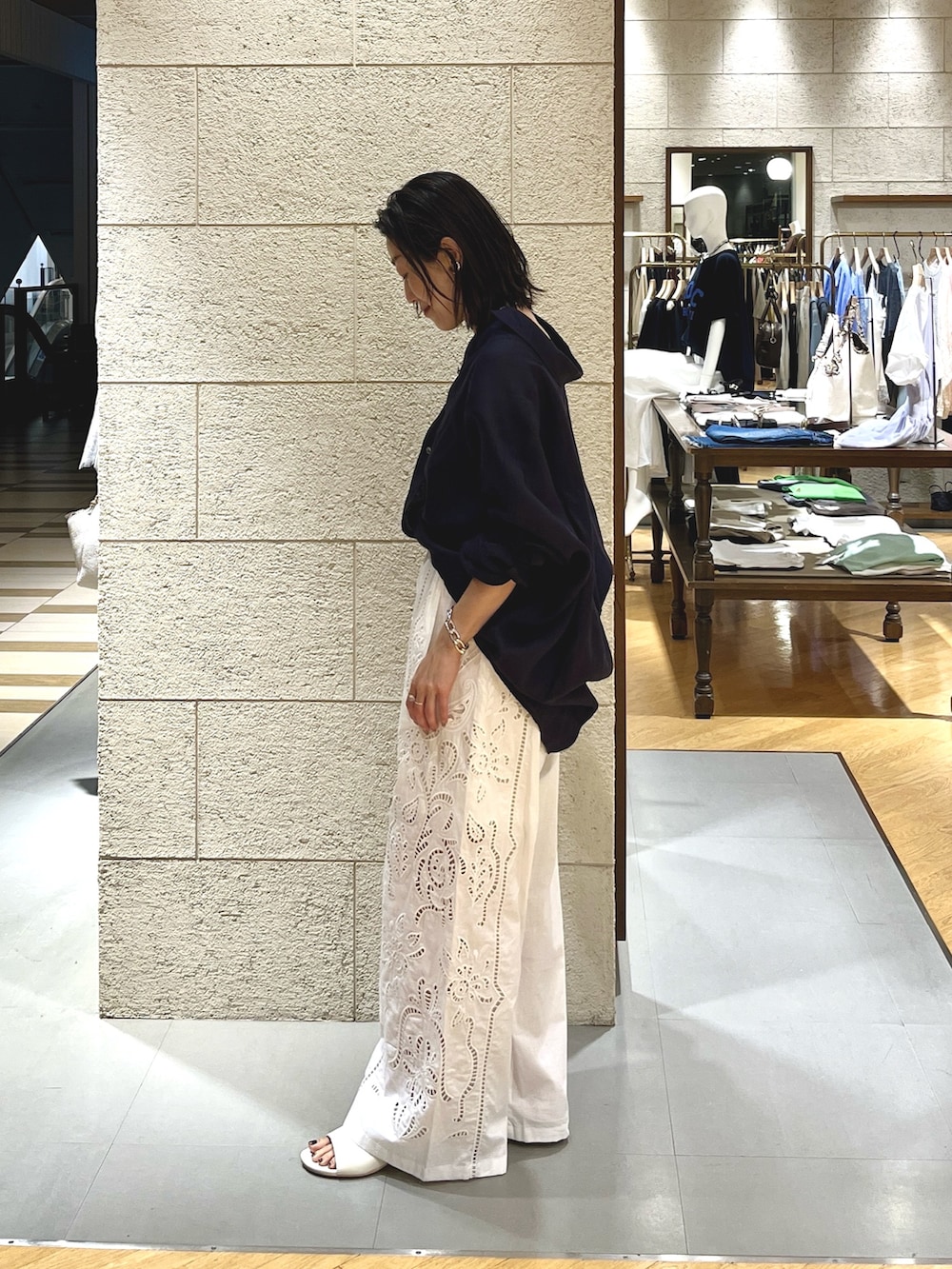 ホワイト系のその他パンツ、ホワイト系のその他シューズ、ホワイト系のボストンバッグを着用したレディースの夏コーディネートの3枚目の写真
