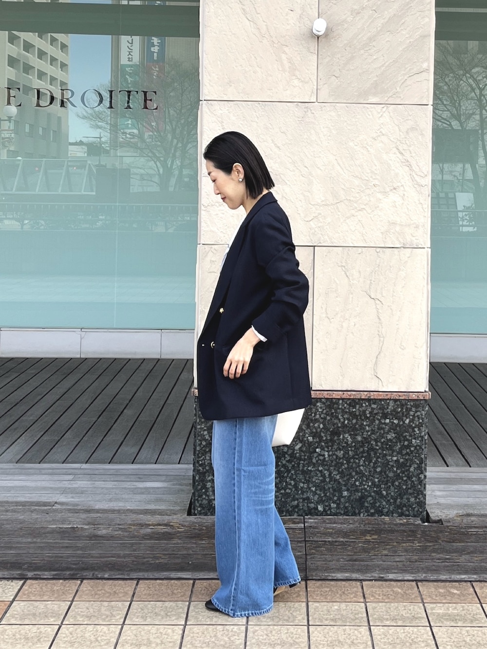 ブルー系のテーラードジャケット、ブルー系のデニムパンツ、ホワイト系のTシャツ/カットソーを着用したレディースの冬コーディネートの3枚目の写真