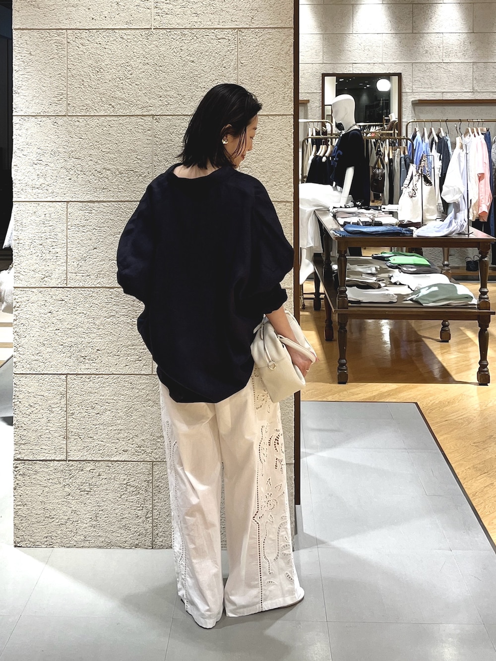 ホワイト系のその他パンツ、ホワイト系のその他シューズ、ホワイト系のボストンバッグを着用したレディースの夏コーディネートの4枚目の写真