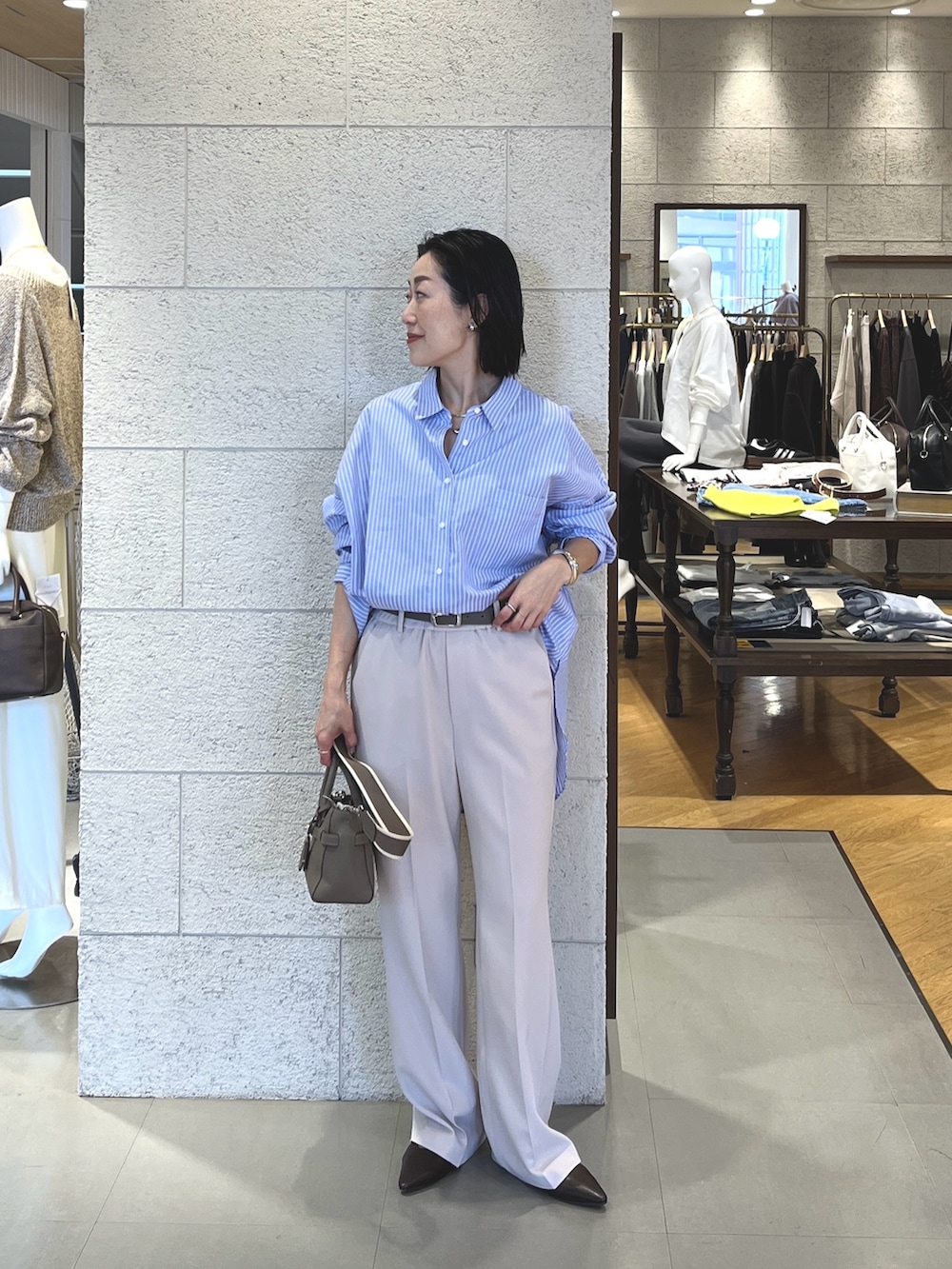 ベージュ系のその他パンツ、ブラウン系のその他シューズ、グレー系のトートバッグを着用したレディースの冬コーディネートの3枚目の写真