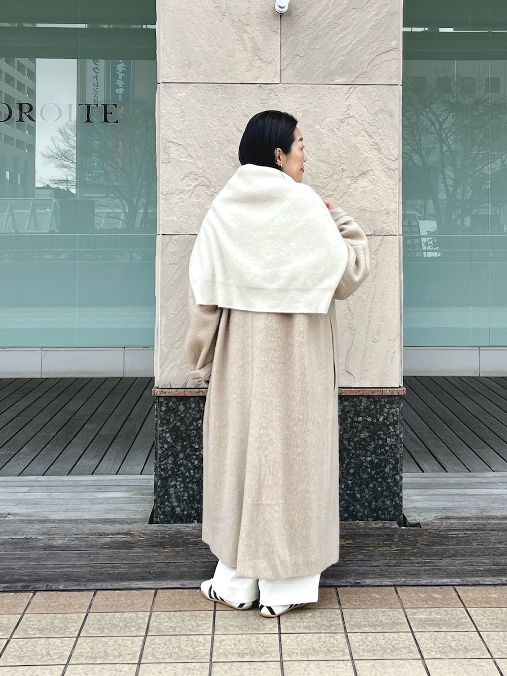 ベージュ系のニット/セーター、ブラウン系のニット/セーター、ベージュ系のチェスターコートを着用したレディースの冬コーディネートの4枚目の写真