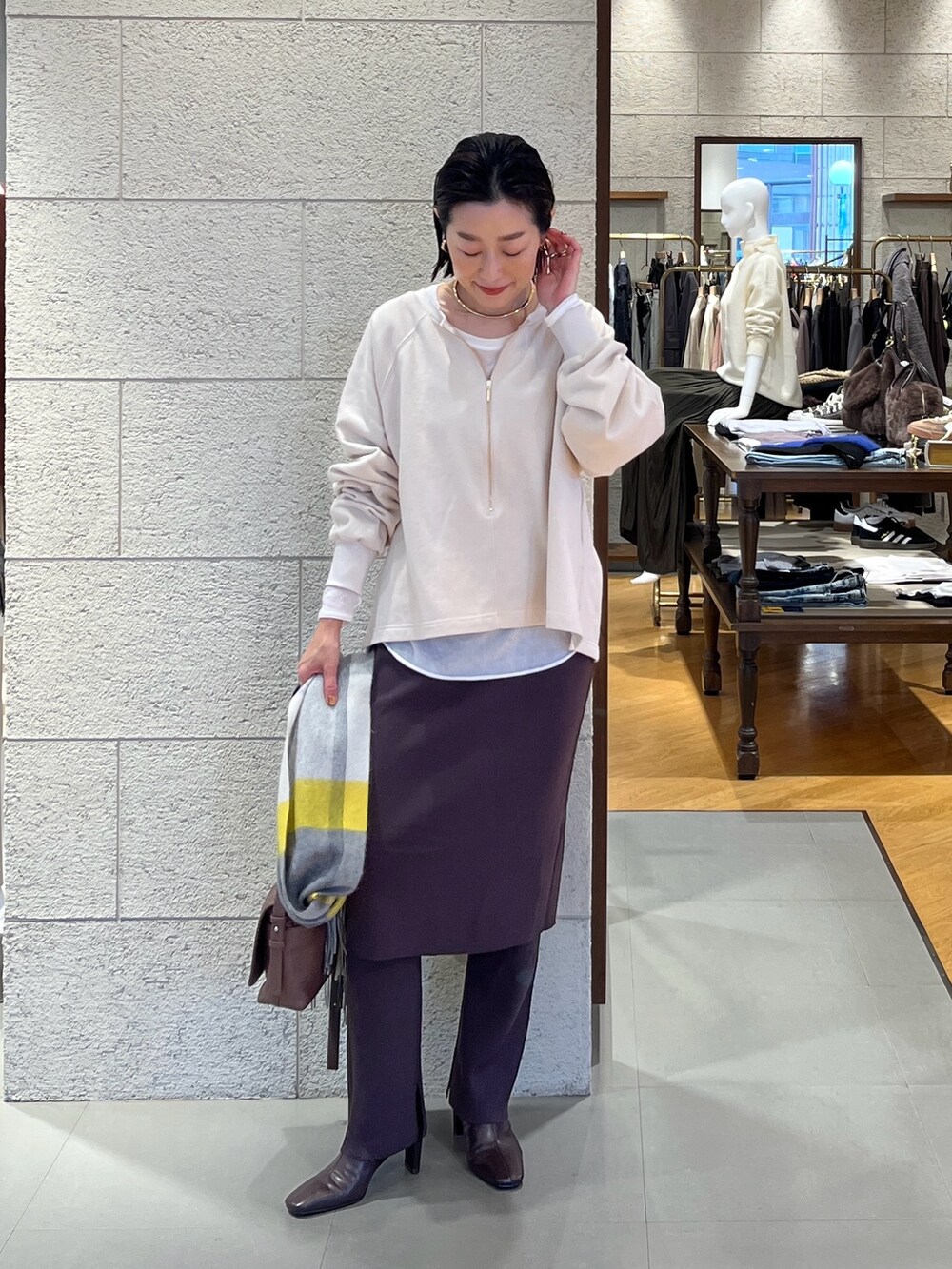 ブラウン系のその他パンツ、ベージュ系のスウェット、ブラウン系のブーツを着用したレディースの秋コーディネートの2枚目の写真