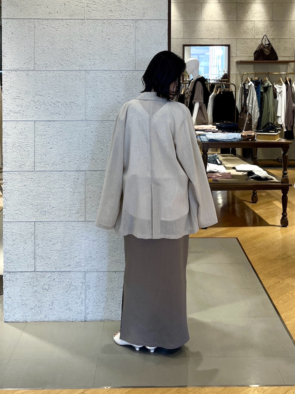 ブラウン系のワンピース、ホワイト系のボストンバッグ、ホワイト系のその他シューズを着用したレディースの春コーディネートの4枚目の写真