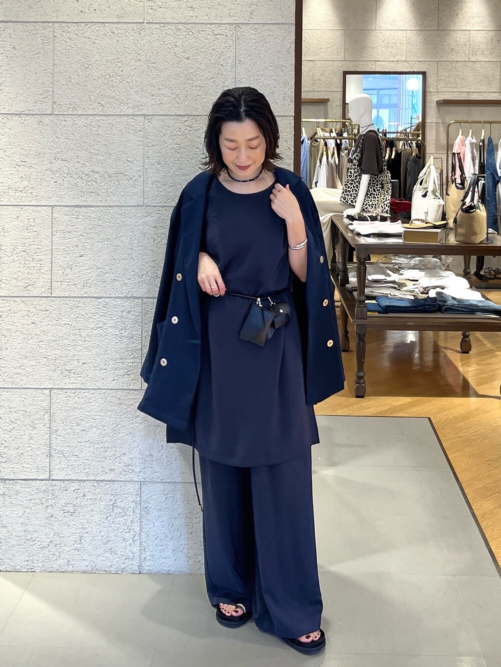 ブルー系のその他パンツ、ブラック系のサンダル、ブルー系のテーラードジャケットを着用したレディースの夏コーディネートの2枚目の写真