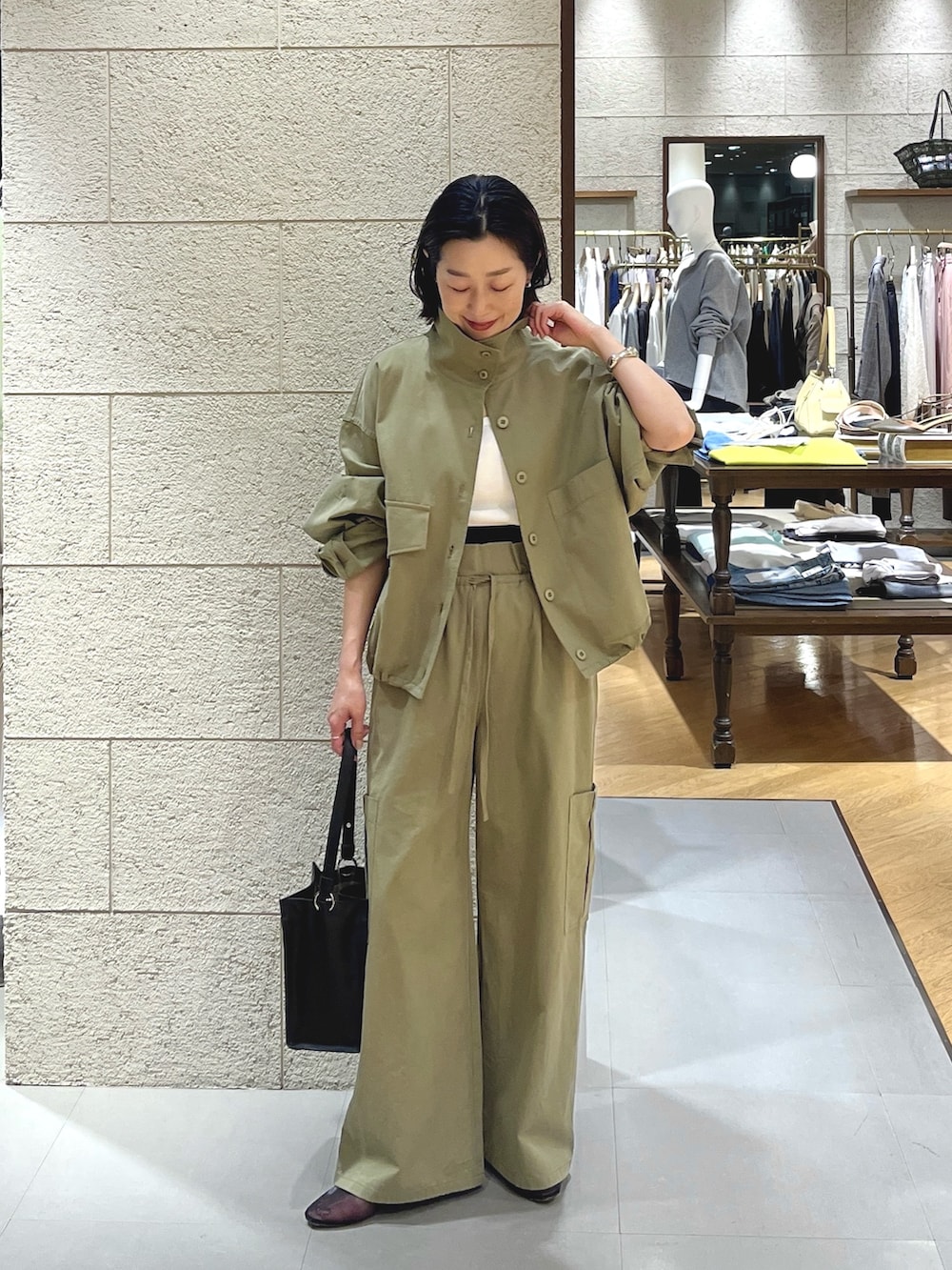 グリーン系のカーゴパンツ、ブラック系のショルダーバッグ、ブラック系のその他シューズを着用したレディースの春コーディネートの2枚目の写真