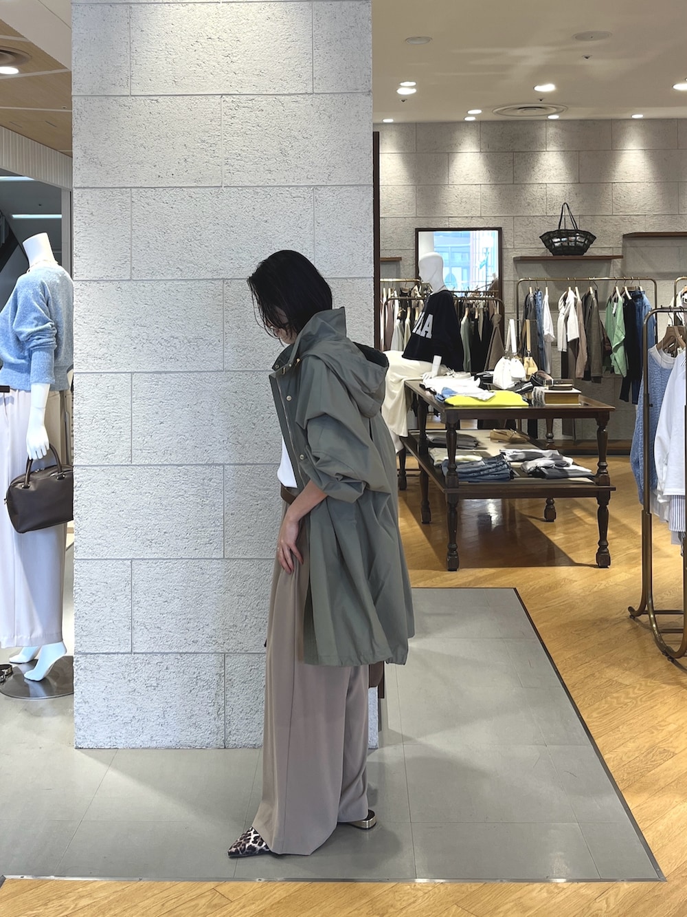 ベージュ系のその他シューズ、ブラウン系のショルダーバッグ、ホワイト系のTシャツ/カットソーを着用したレディースの春コーディネートの3枚目の写真