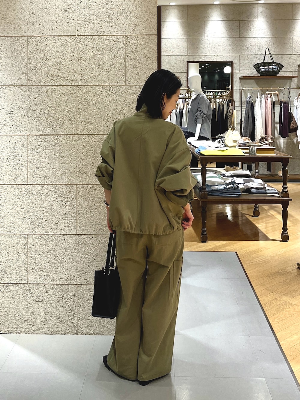 グリーン系のカーゴパンツ、ブラック系のショルダーバッグ、ブラック系のその他シューズを着用したレディースの春コーディネートの4枚目の写真