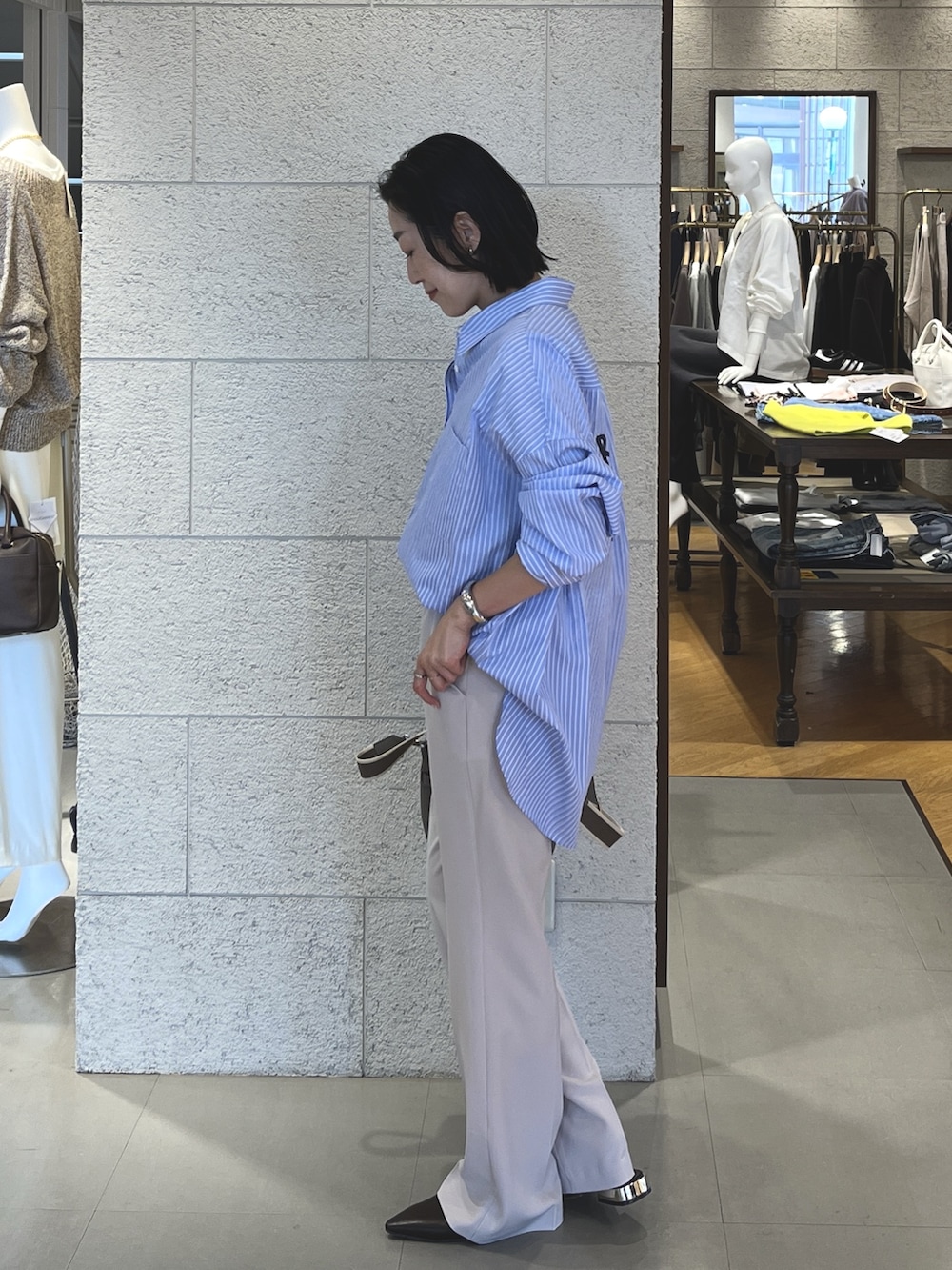 ベージュ系のその他パンツ、ブラウン系のその他シューズ、グレー系のトートバッグを着用したレディースの冬コーディネートの4枚目の写真