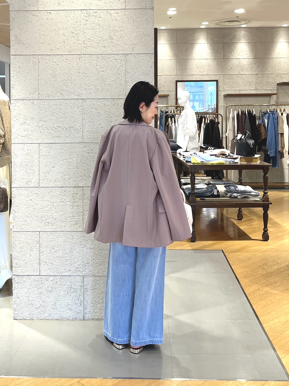 ブラウン系のテーラードジャケット、ブルー系のデニムパンツ、ブラウン系のその他シューズを着用したレディースの冬コーディネートの3枚目の写真