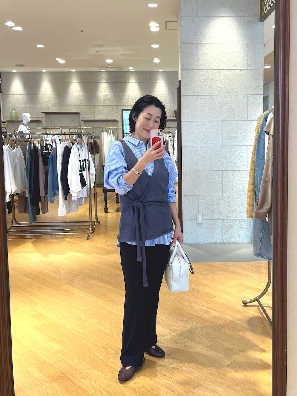 ブルー系のシャツ/ブラウス、ブラック系のその他パンツ、ブラック系のその他シューズを着用したレディースの冬コーディネートの3枚目の写真