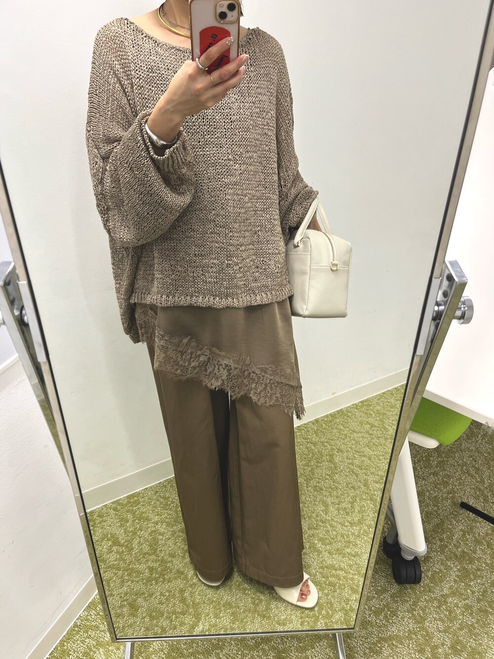 ブラウン系のその他パンツ、ブラウン系のニット/セーター、ブラウン系のキャミソールを着用したレディースの冬コーディネートの2枚目の写真