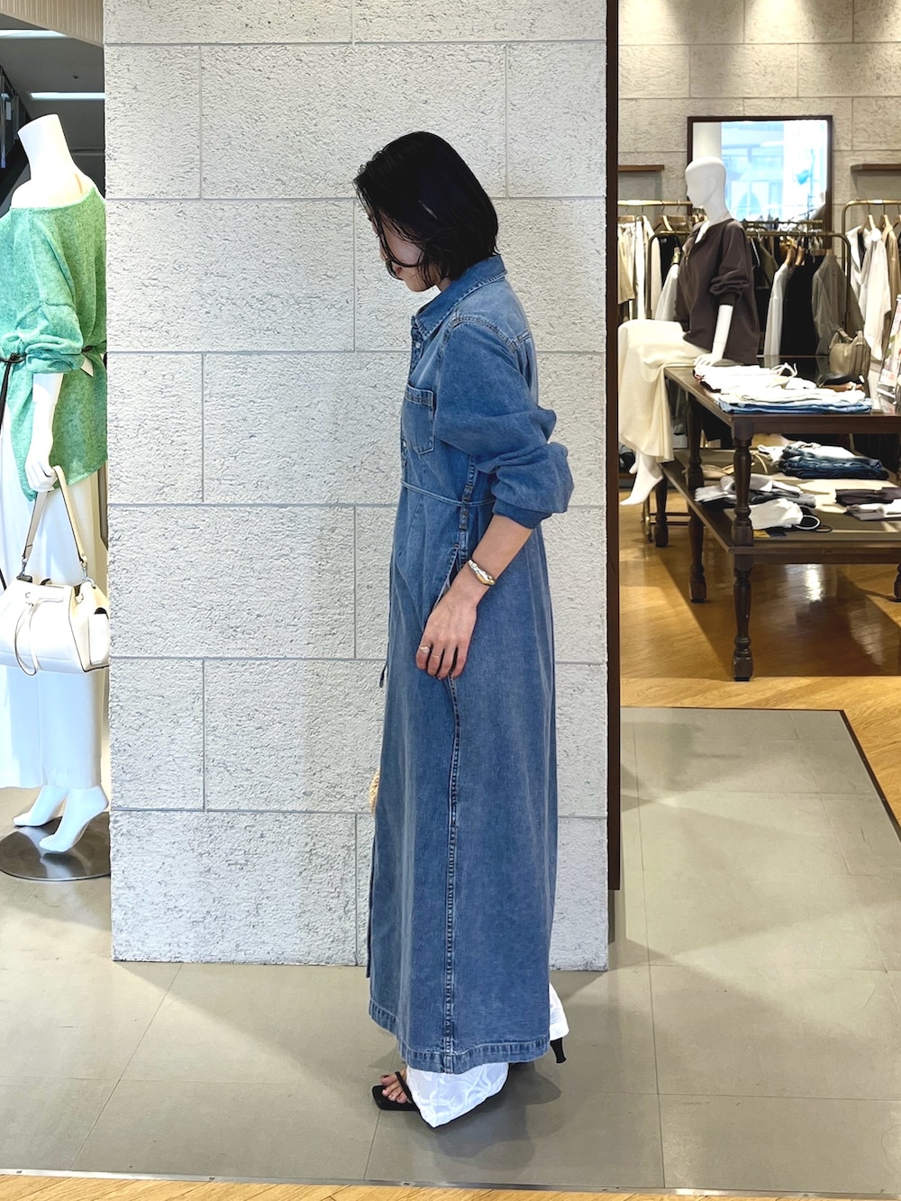 ホワイト系のその他パンツ、ブルー系のワンピース、ゴールド系のネックレスを着用したレディースの春コーディネートの2枚目の写真