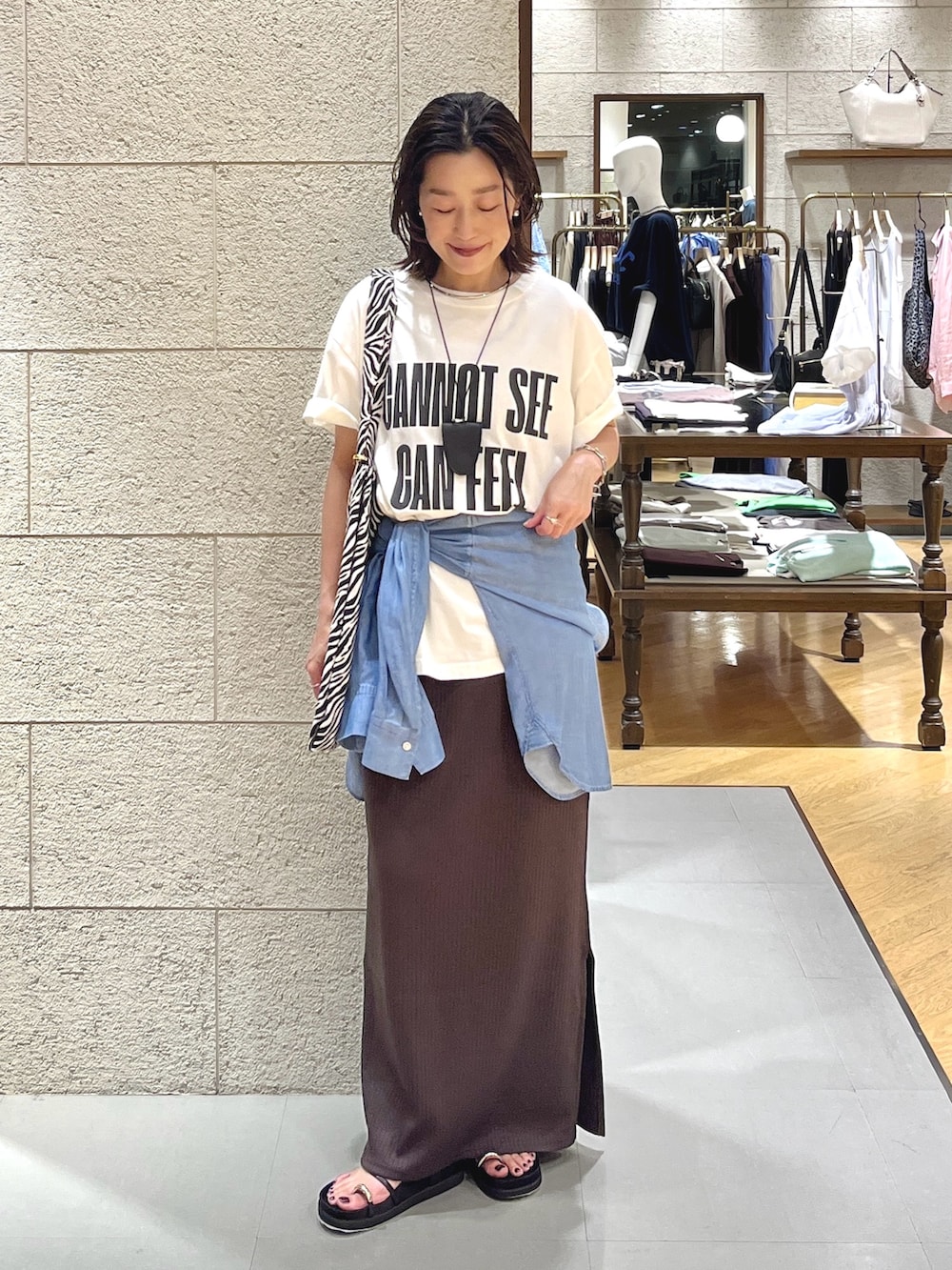 ブラック系のサンダル、ブルー系のシャツ/ブラウス、ブラウン系のワンピースを着用したレディースの夏コーディネートの2枚目の写真