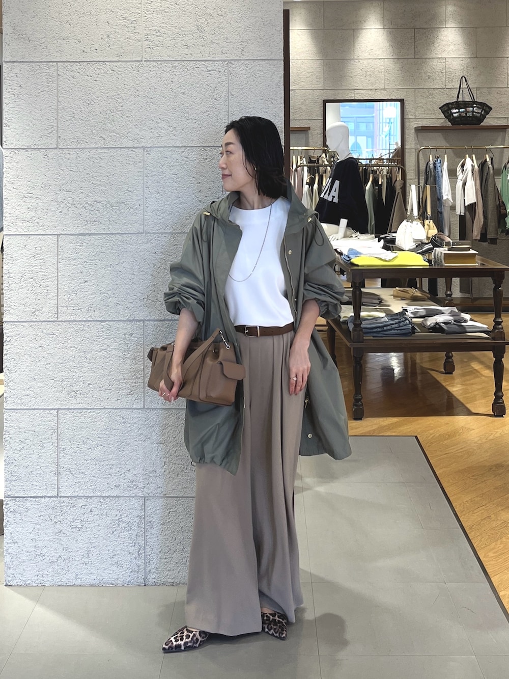 ベージュ系のその他シューズ、ブラウン系のショルダーバッグ、ホワイト系のTシャツ/カットソーを着用したレディースの春コーディネートの2枚目の写真