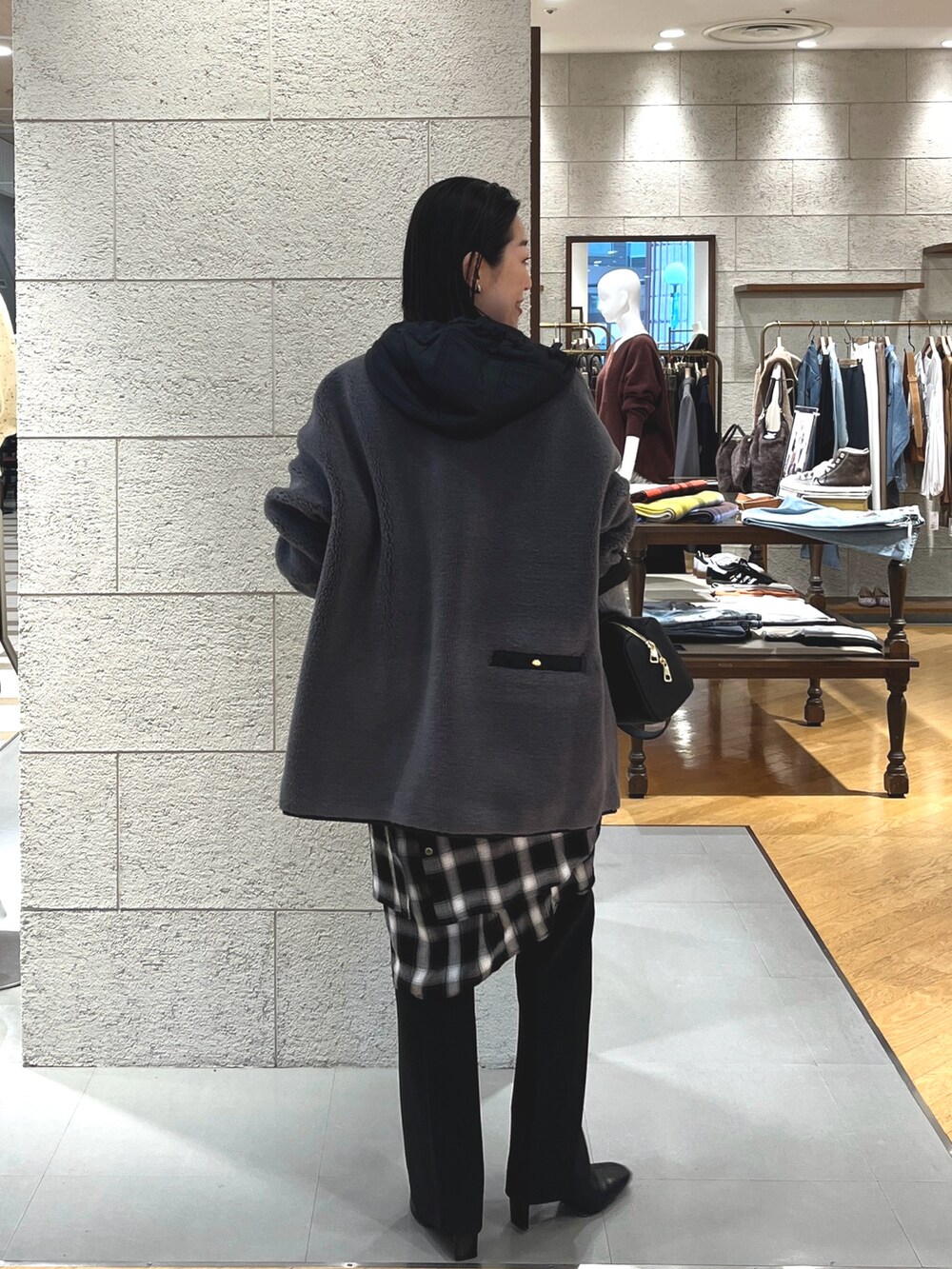 ブラック系のシャツ/ブラウス、ブラック系のその他パンツ、ブラック系のブーツを着用したレディースの秋コーディネートの4枚目の写真