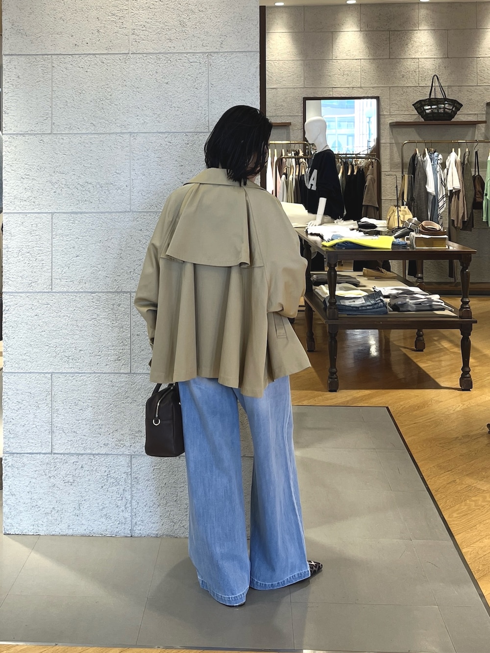 ベージュ系のその他シューズ、ブラウン系のボストンバッグ、ブルー系のデニムパンツを着用したレディースの春コーディネートの4枚目の写真